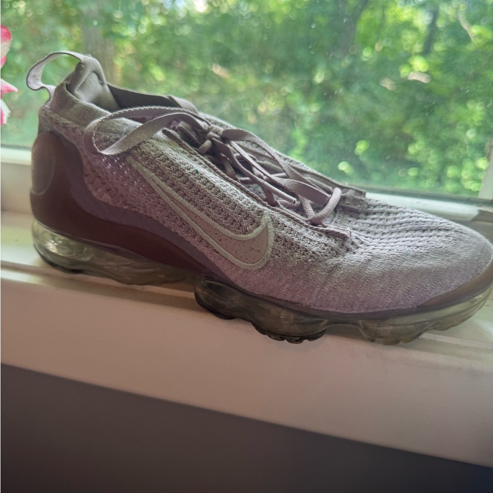 Nike VaporMax Flyknit in Light Gray and Maroon